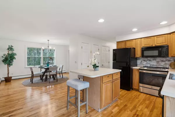 157 Longwoods RD, Falmouth, ME 04105