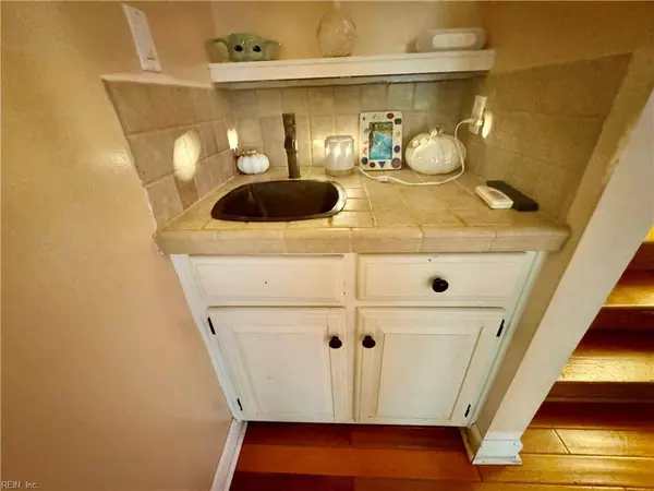 8 Colonies LNDG, Hampton, VA 23669