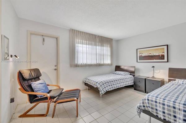 2200 Diana Dr #317, Hallandale Beach, FL 33009