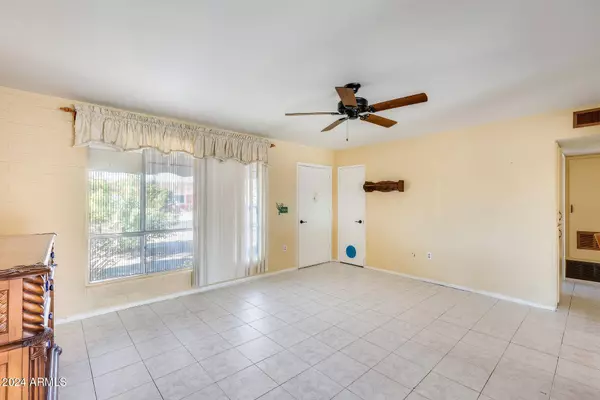 10355 W PINEHURST Drive, Sun City, AZ 85351