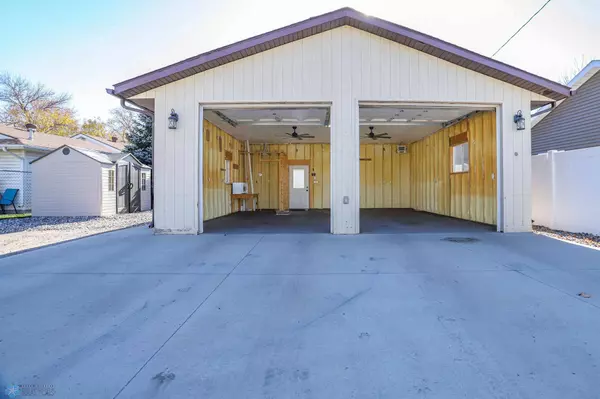 106 5th AVE W, Fargo, ND 58078