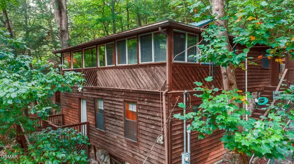 215 Lovers LN, Townsend, TN 37882