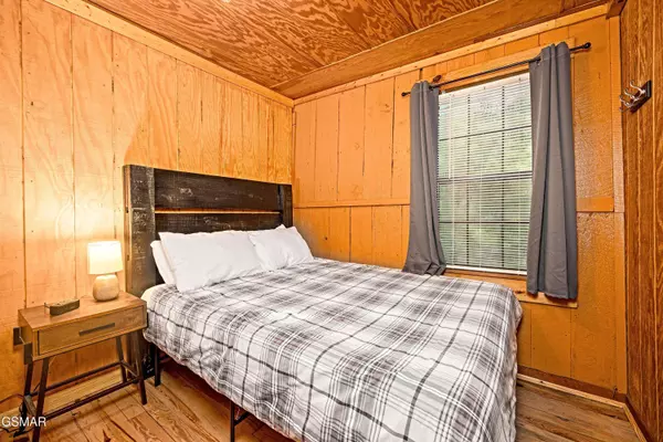 215 Lovers LN, Townsend, TN 37882