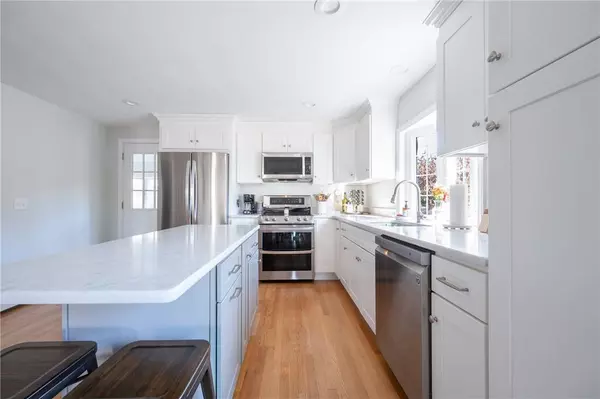 15 Grant LN, Cumberland, RI 02864