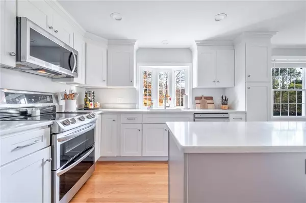 15 Grant LN, Cumberland, RI 02864