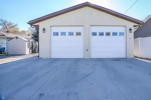 106 5th AVE W, Fargo, ND 58078