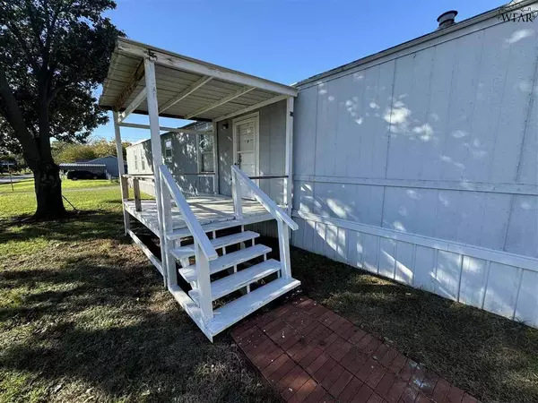 1102 E SPRING STREET, Henrietta, TX 76365