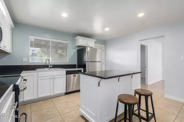 8332 N 6TH Street, Phoenix, AZ 85020