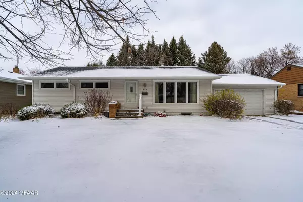 824 19TH ST NW, East Grand Forks, MN 56721