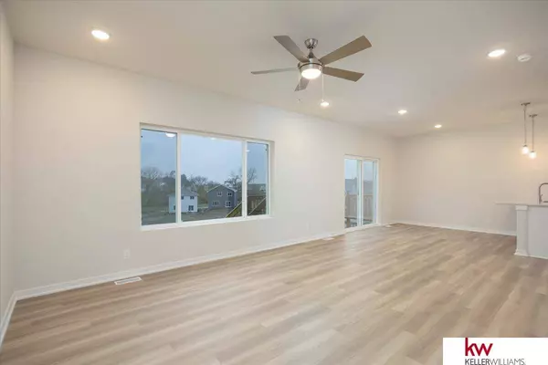 7928 N 93 Street, Omaha, NE 68122