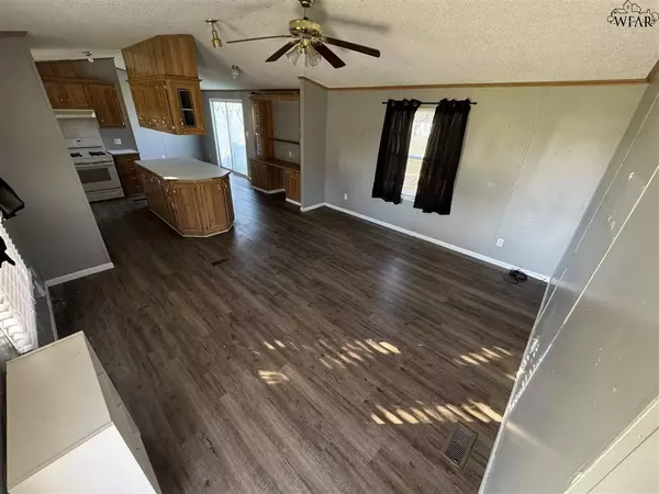 1102 E SPRING STREET, Henrietta, TX 76365