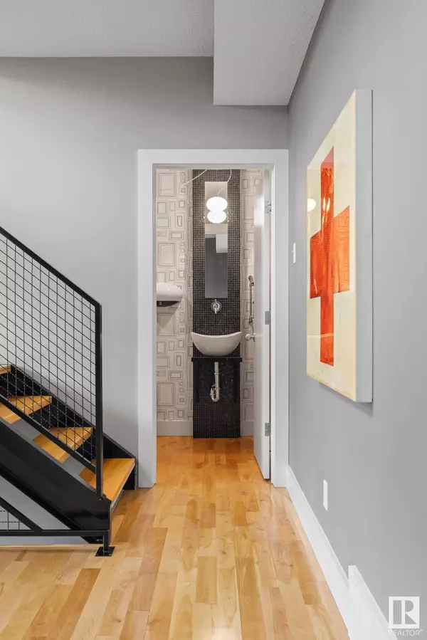 9441 101 ST NW, Edmonton, AB T5K 0W5