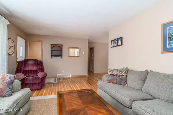 824 19TH ST NW, East Grand Forks, MN 56721