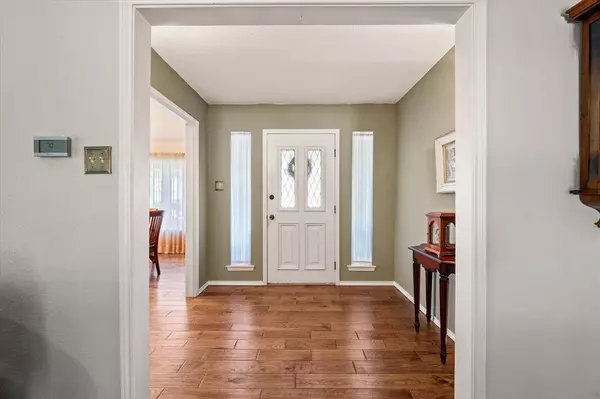 129 E Louella Drive, Hurst, TX 76054