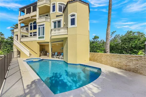 7425 Bay Colony DR, Naples, FL 34108