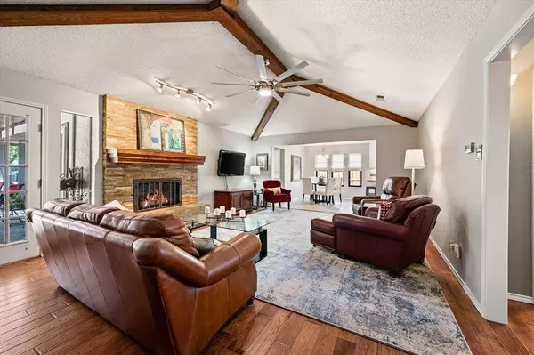 129 E Louella Drive, Hurst, TX 76054