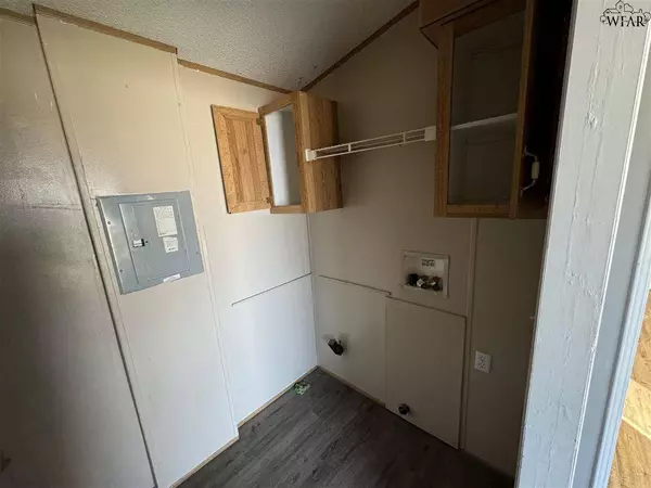 1102 E SPRING STREET, Henrietta, TX 76365