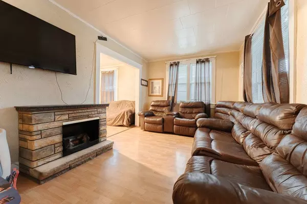 2454 Orchard ST, Blue Island, IL 60406