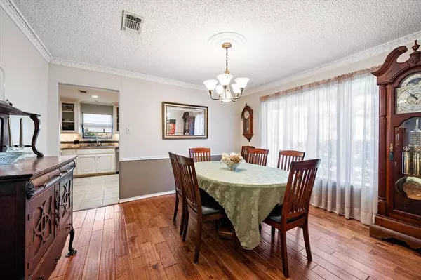 129 E Louella Drive, Hurst, TX 76054