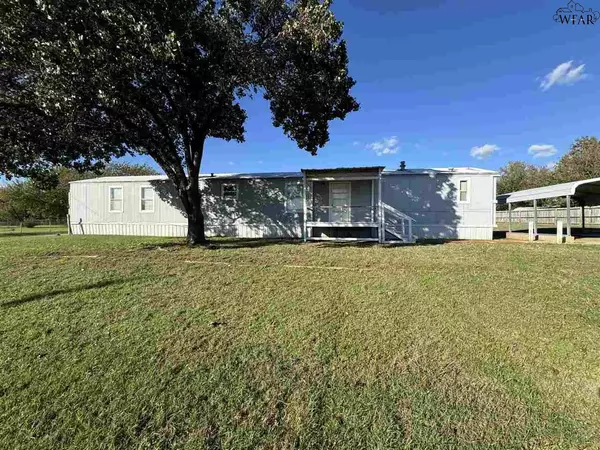 1102 E SPRING STREET, Henrietta, TX 76365