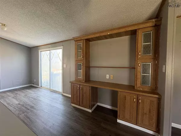 1102 E SPRING STREET, Henrietta, TX 76365