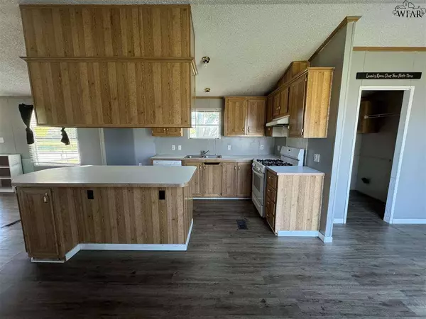 1102 E SPRING STREET, Henrietta, TX 76365