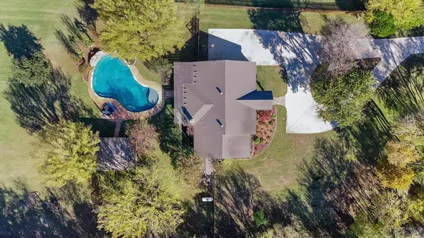 5304 Hidden Oaks Lane, Arlington, TX 76017