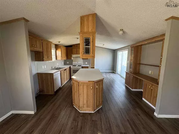 1102 E SPRING STREET, Henrietta, TX 76365