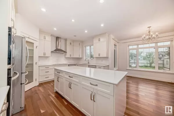 9031 24 AV SW, Edmonton, AB T6X 1A6