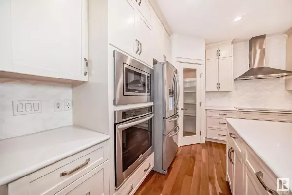 9031 24 AV SW, Edmonton, AB T6X 1A6