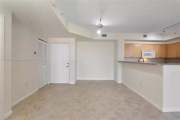 7920 N Nob Hill Rd #204, Tamarac, FL 33321