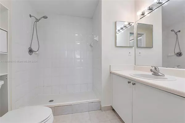 7920 N Nob Hill Rd #204, Tamarac, FL 33321