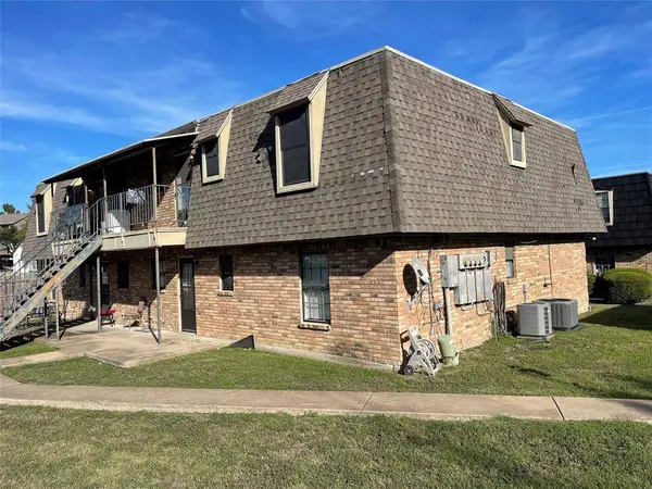 9519 Westpark Drive, Benbrook, TX 76126