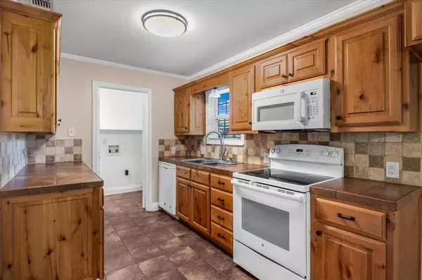 704 Circle Drive, Lindale, TX 75771