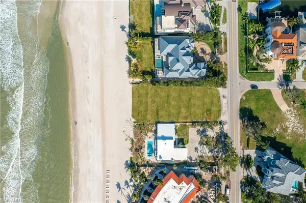 10047 Gulf Shore DR, Naples, FL 34108