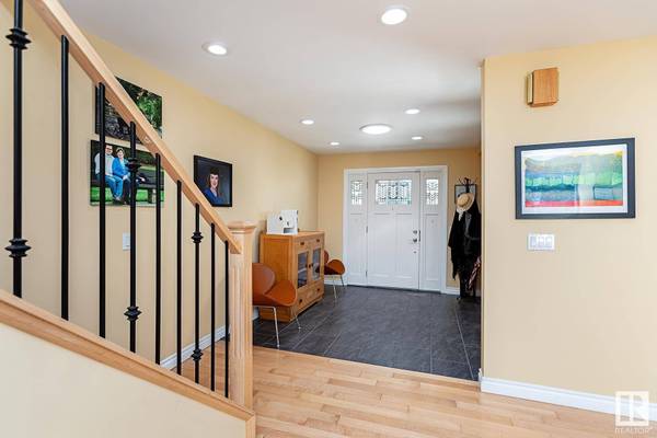 11512 31 AV NW, Edmonton, AB T6J 3G4