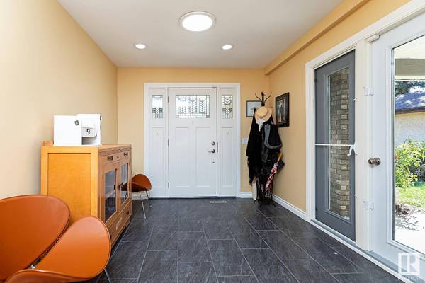 11512 31 AV NW, Edmonton, AB T6J 3G4