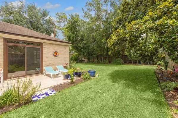 4 Twin Circle DR, Houston, TX 77042