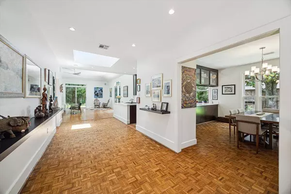 4 Twin Circle DR, Houston, TX 77042