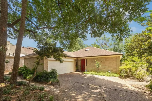 4 Twin Circle DR, Houston, TX 77042