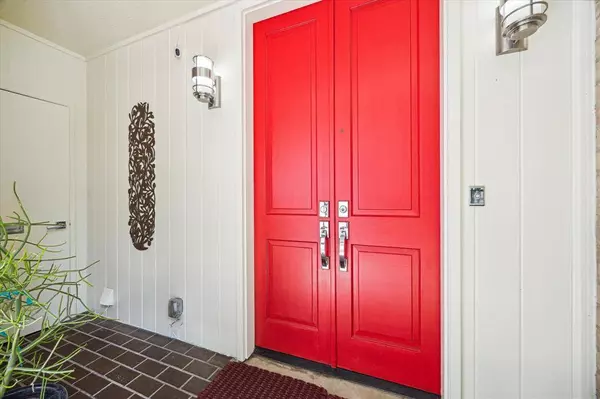 4 Twin Circle DR, Houston, TX 77042