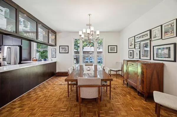 4 Twin Circle DR, Houston, TX 77042