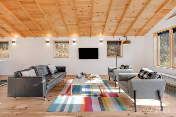 90 Old Burnsville RD, Mars Hill, NC 28787