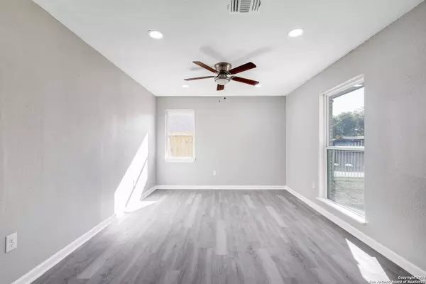 334 PARK PLZ, San Antonio, TX 78237-1334