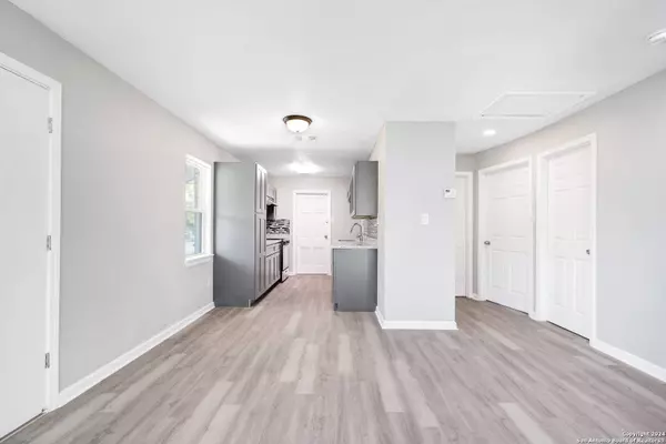 334 PARK PLZ, San Antonio, TX 78237-1334