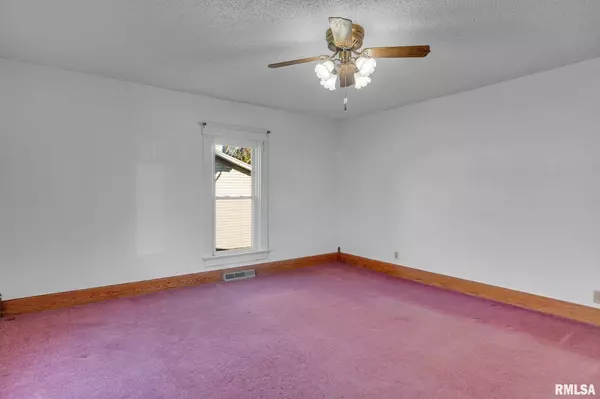 617 S 5TH ST, Maquoketa, IA 52060