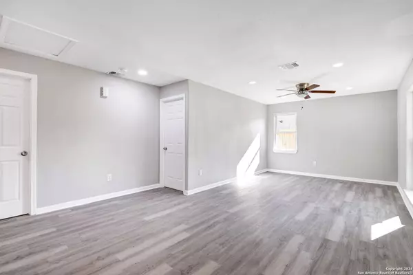 334 PARK PLZ, San Antonio, TX 78237-1334