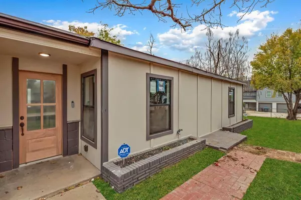 2351 Ash Crescent Street, Fort Worth, TX 76104