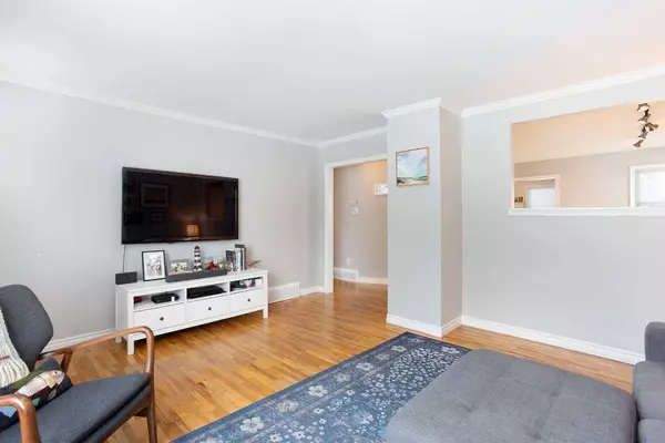 2004 52 ST NW, Calgary, AB T3B 1C4