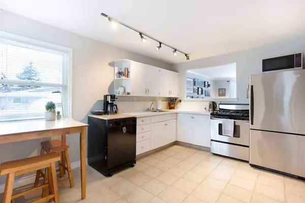 2004 52 ST NW, Calgary, AB T3B 1C4